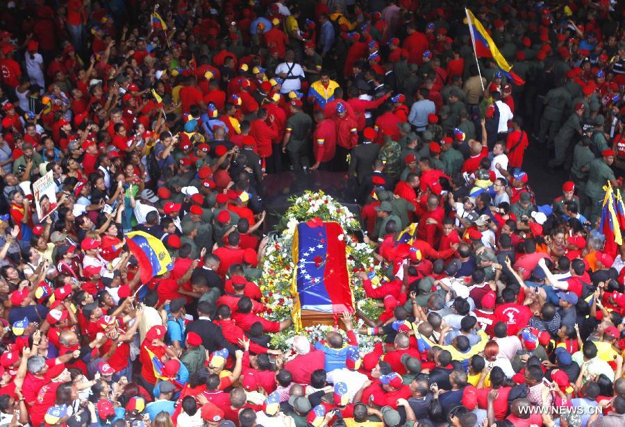 Residents participate in the funeral procession in honor of Venezuelan President, Hugo Chavez at streets of Caracas city, capital of Venezuela, on March 6, 2013. On Tuesday's afternoon, Venezuelan President, Hugo Chavez, died after fighting for almost two years with a cancer disease. The body of Chavez will be moved from the health center to the Military Academy in southern Caracas, inside Tiuna's Fort. (Xinhua/AVN)