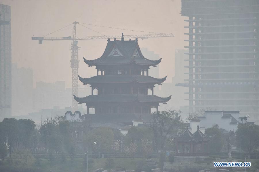 Photo taken on March 7, 2013 shows the Gongji Tower in fog-shrouded Changsha, capital of central China's Hunan Province. (Xinhua/Long Hongtao)