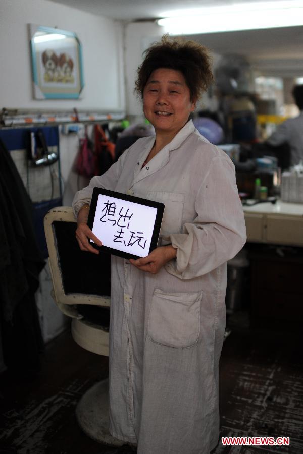 55-year-old Ms. Wu, a barber laid off from a state-own barber shop, wishes for a vacation for the Women's Day in Nanchang, capital of east China's Jiangxi Province, March 7, 2013. (Xinhua)