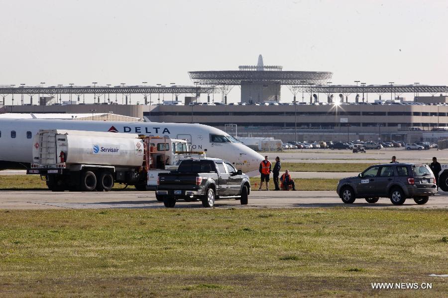 Rescuers work at the accident site of Hobby Airport in Huston , the United States, March 11, 2013. A passenger plane of U.S. carrier Delta ran off the runway at Hobby Airport in the U.S. city of Houston on Monday, and no injuries were reported in the incident, officials said. (Xinhua/Song Qiong) 