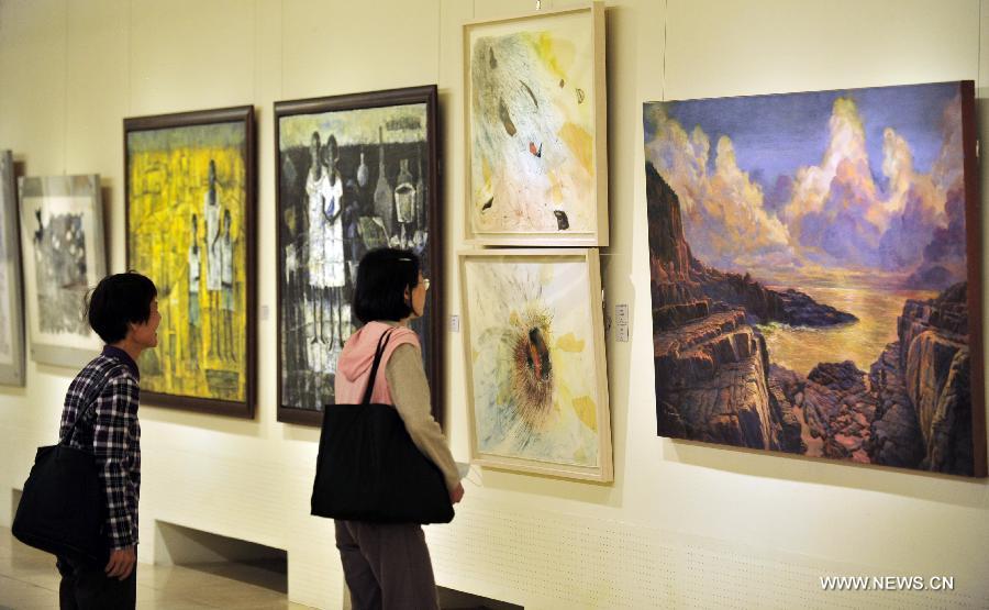 Visitors view a painting exhibition at the Sun Yat-sen Memorial Hall in Taipei, southeast China's Taiwan, March 12, 2013. The exhibition, inaugurated Tuesday in Taipei, displays 66 paintings created by 33 artists. The event will last untill March 27. (Xinhua/Wu Ching-teng)