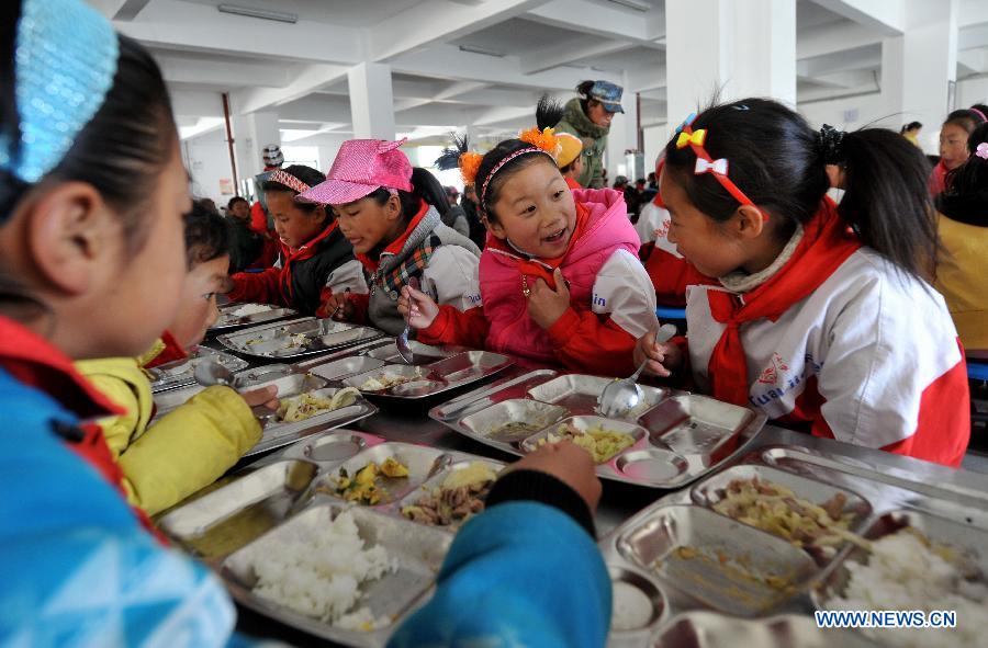 Pupils take their free lunch in the dining hall at No. 1 Primary School of Deqin County in Diqing Tibetan Autonomous Prefecture, southwest China's Yunnan Province, March 12, 2013. A total of 1,260 pupils, most of whom are of the Tibetan ethnic group, study at this school, which was founded in September 2012. Pupils here are offered free meals and lodging. (Xinhua/Lin Yiguang) 