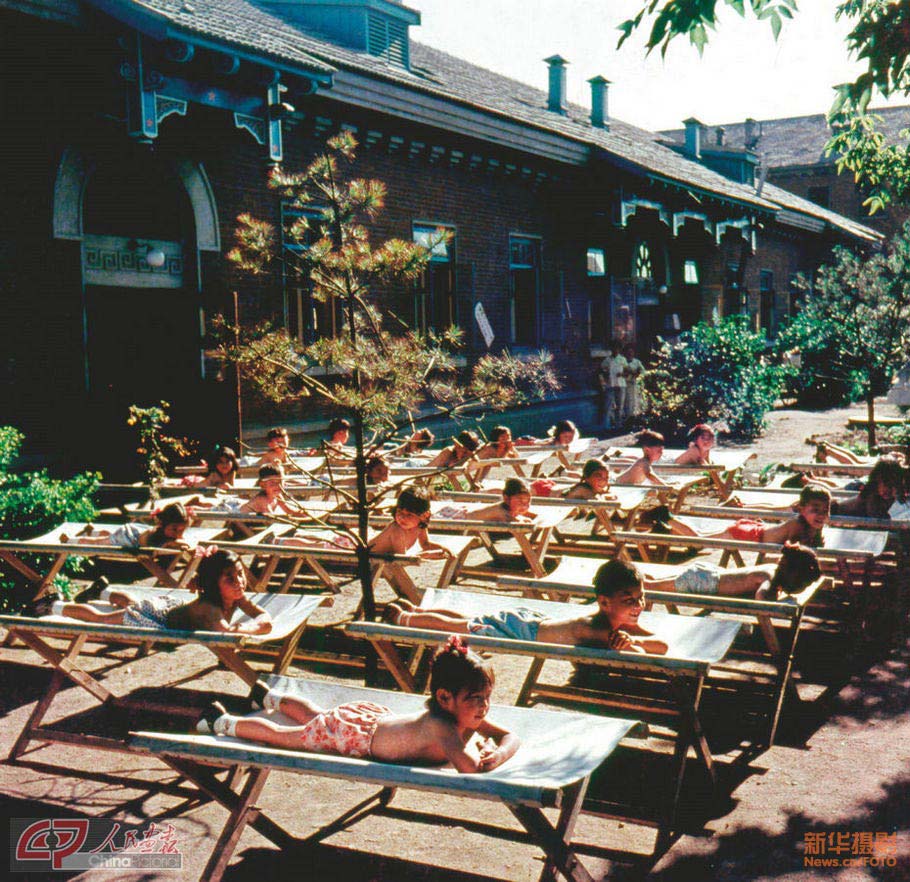 Workers dance in the culture centre of Worker Village in a weekend in 1959. (China Pictorial/Ru Suichu) 