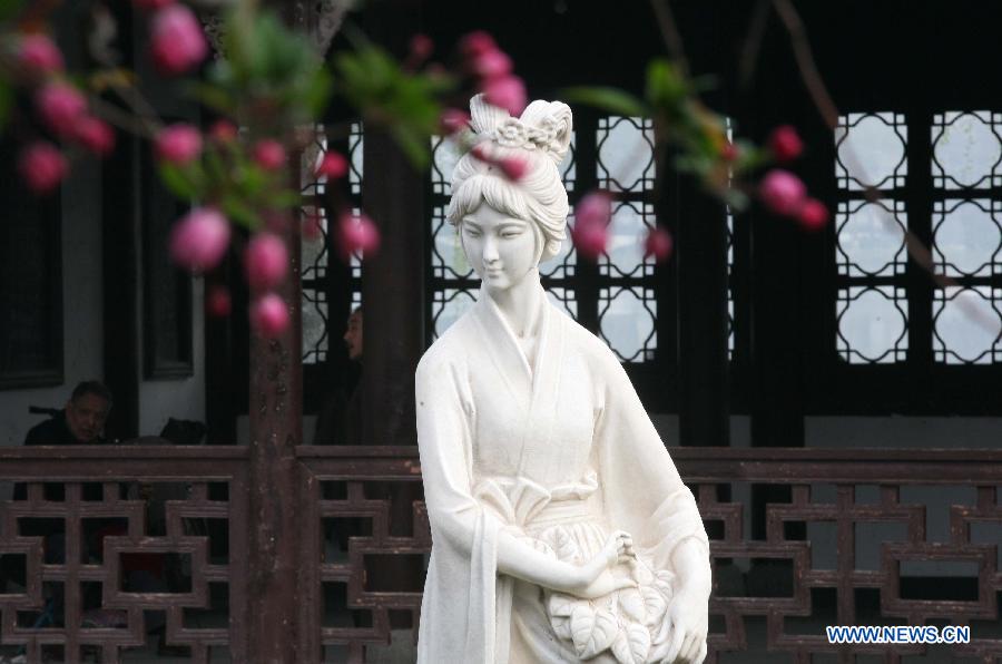 Photo taken on March 19, 2013 shows begonia flowers at the Mochouhu Park in Nanjing, capital of east China's Jiangsu Province. With begonia flowers in full blossom, the 31st Mochouhu Begonia Festival has attracted a large number of tourists. (Xinhua/Yan Minhang)