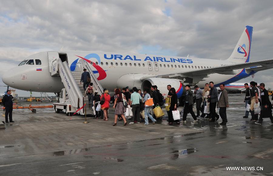 Passengers board the first direct flight between Yekaterinburg and Beijing at the airport in Yekaterinburg, Russia, on July 5, 2009. The China-Russia cooperation in tourism has substantially progressed, which also has promoted bilateral understandings and exchange of culture in recent years. The Year of Chinese Tourism in Russia in 2013 will be inaugurated by Chinese President Xi Jinping when he visits Moscow later this month. (Xinhua/Liu Yang)