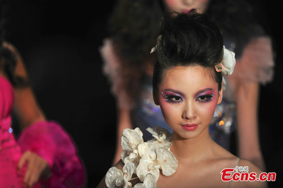 A model wears charming eye make-up in the China International Fashion Week in Beijing, capital of China, March 27, 2013. (Chinanews.com/Jin Shuo)