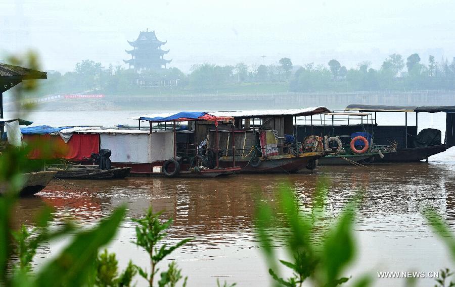 Fishing boats are anchored on the water off the Juzizhou, an islet on the Xiangjiang River, in Changsha, capital of central China's Hunan Province, April 1, 2013. A three-month fishing ban on the main stream of the Xiangjiang River, linking Yongzhou City and Yueyang City of the province, began on the noon of April 1, in order to protect fishery resources and keep the bio-diversity of the river. (Xinhua/Long Hongtao)