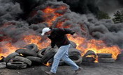 Palestinian protesters clash with Israeli soldiers