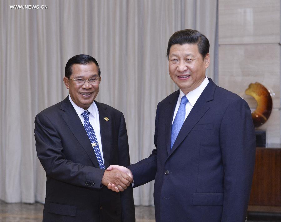 Chinese President Xi Jinping (R) shakes hands with Cambodian Prime Minister Hun Sen during their meeting on the sidelines of Boao Forum for Asia (BFA) Annual Conference 2013 in Boao, south China's Hainan Province, April 7, 2013. (Xinhua/Wang Ye)