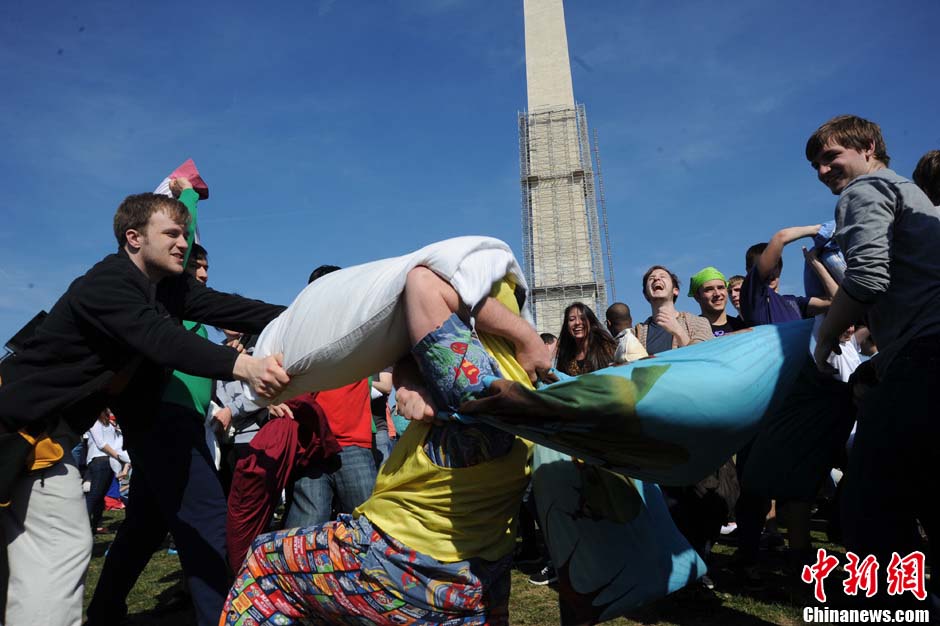 People participate in the World Pillow Fight Day in front of the Washington Monument on April 6, 2013 in the Washington D.C., U.S. (Chinanews.com/ Wu Qingcai)