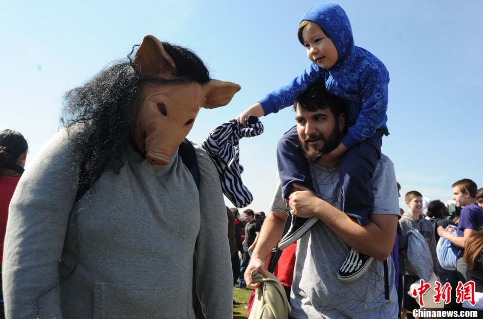 People participate in the World Pillow Fight Day in front of the Washington Monument on April 6, 2013 in the Washington D.C., U.S. (Chinanews.com/ Wu Qingcai)