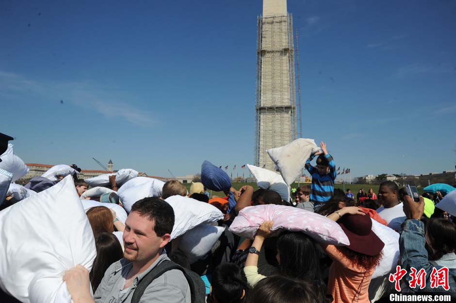 People participate in the World Pillow Fight Day in front of the Washington Monument on April 6, 2013 in the Washington D.C., U.S. (Chinanews.com/ Wu Qingcai)