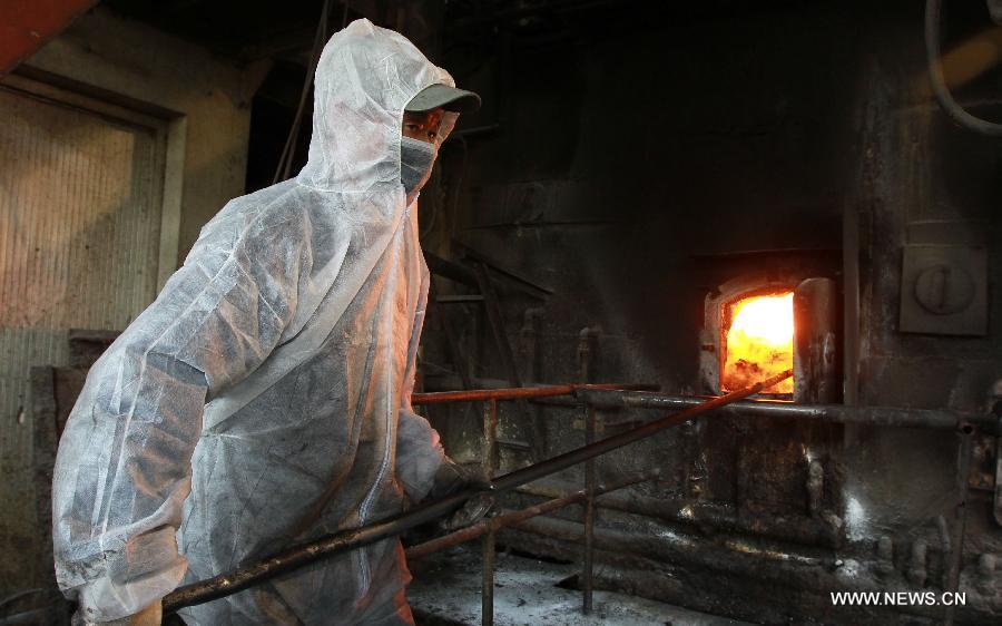 A worker checks the status of an incinerator at the center for harmless treatment of animals in Shanghai, east China, April 10, 2013. As the only place where provides with harmless treatment of animals in Shanghai, the center works around the clock and handles about 40 tons of poultry died from culling operations daily. As of Tuesday afternoon, China had reported a total of 28 H7N9 cases in Shanghai municipality and the provinces of Jiangsu, Anhui and Zhejiang, including nine fatalities. (Xinhua/Pei Xin)