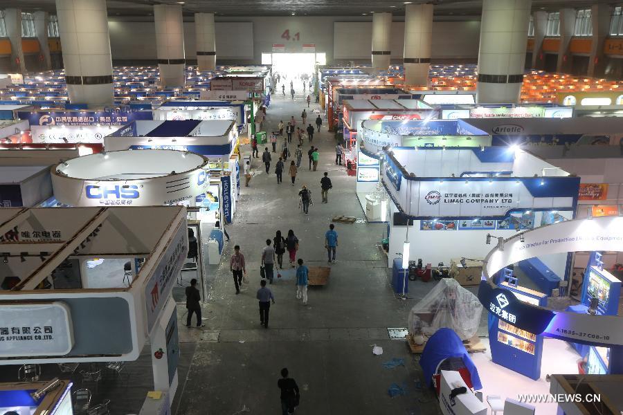 Working staff make preparations for the upcoming 113th China Import and Export Fair at the exhibition hall in Guangzhou, capital of south China's Guangdong Province, April 14, 2013. The fair will kick off on April 15. (Xinhua/Xing Guangli)