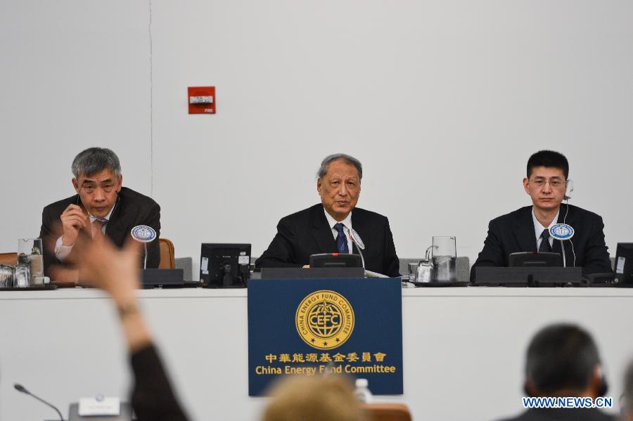 Chinese scholars Cheng Siwei (C), Qu Xing (L) and Yao Zhizhong attend a forum entitled "A China Story" at the UN headquarters in New York, on April 16, 2013. The forum held here Tuesday invited a group of Chinese experts to give their interpretations of China's overall planning approach and shared the country's experiences of pursuing sustainable development. (Xinhua/Niu Xiaolei) 