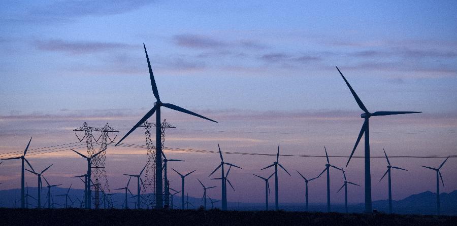 Photo taken on March 15, 2013 shows the wind turbines at Palm Springs in California State, the United States. The American Wind Energy Association (AWEA) released its annual report on April 11, saying that the U.S. has become the world's largest wind energy market. (Xinhua/Yang Lei) 