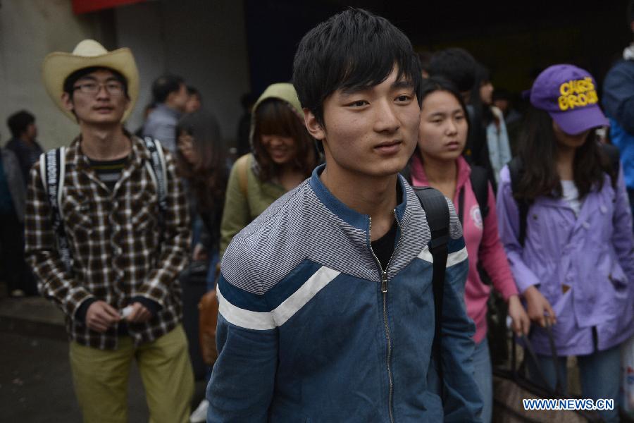 College students trapped in quake-hit Ya'an City of southwest China's Sichuan Province return to Xianyang Railway Station in Xianyang City, northwest China's Shaanxi Province, April 22, 2013. The students of the Xianyang Normal University paid a visit to Ya'an City at the time when a 7.0-magnitude earthquake jolted Lushan County of Ya'an in the morning on April 20. (Xinhua/Liu Xiao) 