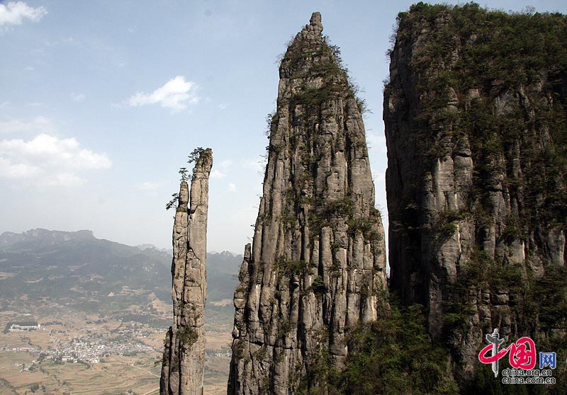 Located in Banqiao Town of Enshi City, the Enshi Grand Canyon reaches 108 kilometers in length and consists of 11 attractions including a forest park, steep mountains, spectacular waterfalls and exciting attractions. Besides, it features karst landforms, including over 200 karst caves, which are spectacular. (China.org.cn)