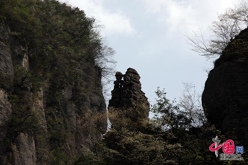 Located in Banqiao Town of Enshi City, the Enshi Grand Canyon reaches 108 kilometers in length and consists of 11 attractions including a forest park, steep mountains, spectacular waterfalls and exciting attractions. Besides, it features karst landforms, including over 200 karst caves, which are spectacular. (China.org.cn)