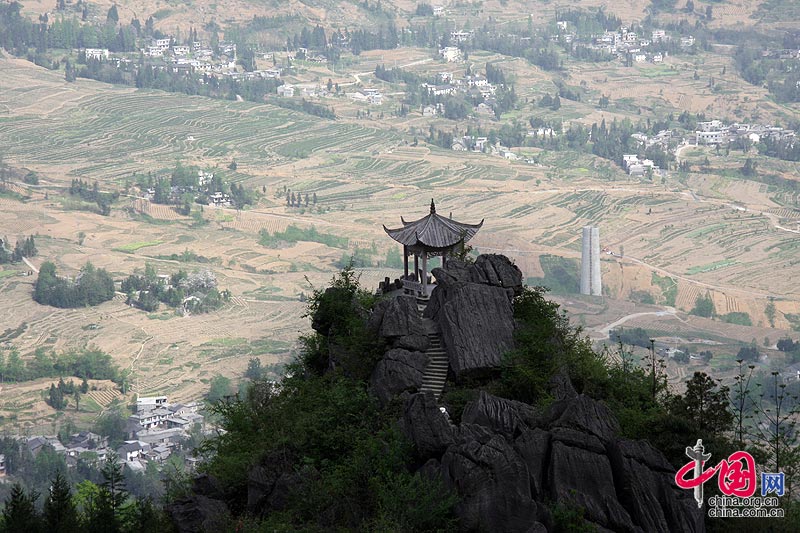 Located in Banqiao Town of Enshi City, the Enshi Grand Canyon reaches 108 kilometers in length and consists of 11 attractions including a forest park, steep mountains, spectacular waterfalls and exciting attractions. Besides, it features karst landforms, including over 200 karst caves, which are spectacular. (China.org.cn)