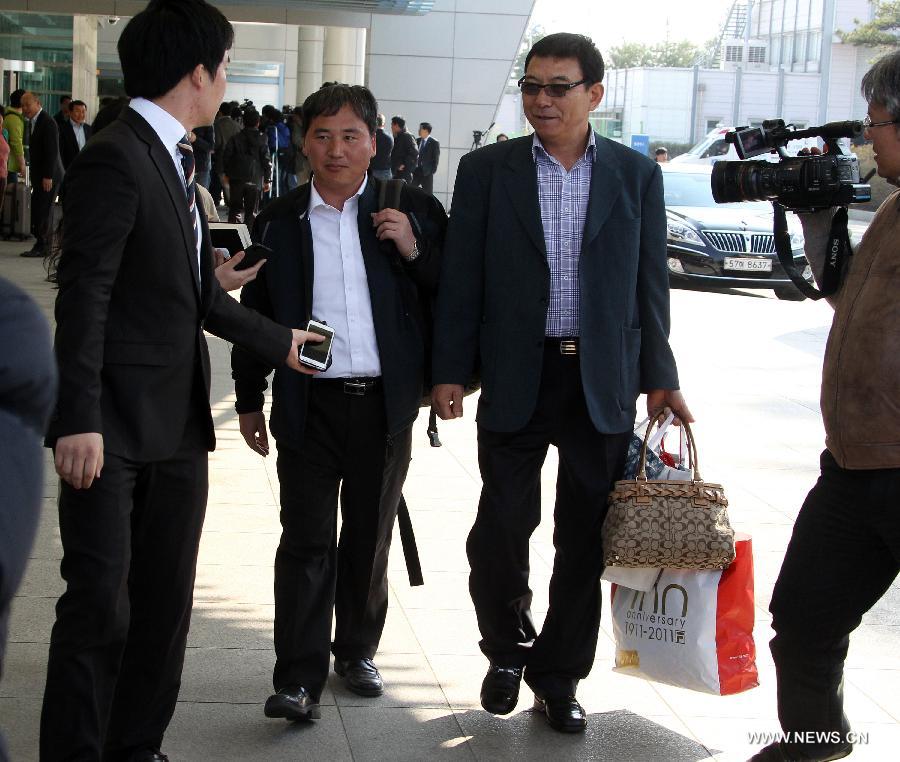 Workers returning from the Democratic People's Republic of Korea (DPRK)'s Kaesong industrial complex arrive at the customs, immigration and quarantine office in Paju, South Korea, April 27, 2013. The remaining South Korean workers began to leave Kaesong Industrial Complex on Saturday, according to local media. (Xinhua/Park Jin-hee) 