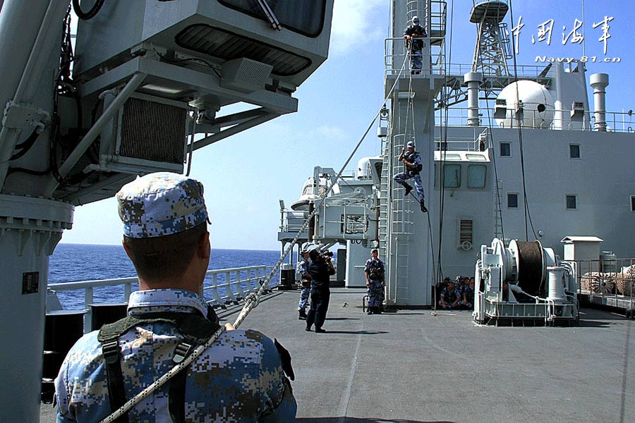 The 14th escort taskforce under the Navy of the Chinese People's Liberation Army (PLA) organized its special operation members to carry out integrated training on such subjects as shinning up by rope and sliding down from high altitude on April 23, 2013, local time, in a bid to temper the actual-combat ability of its officers and men under complex conditions. (China Military Online/Deng Xiguang, Li Ding and Yang Qinghai)