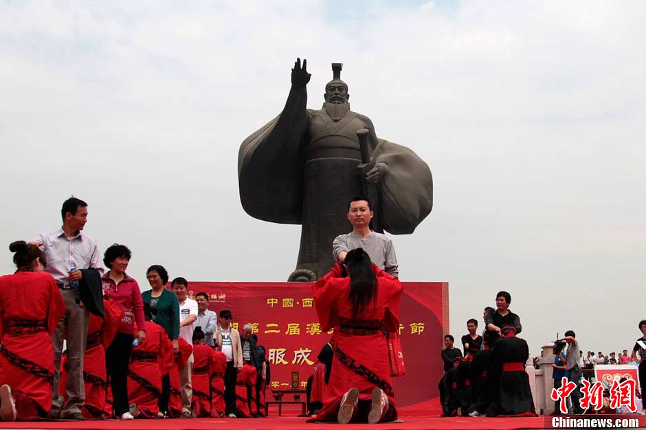 The photo shows one of the steps in the ritual - kowtowing to parents for the sake of filial piety.(CNS/Zhang Yuan)