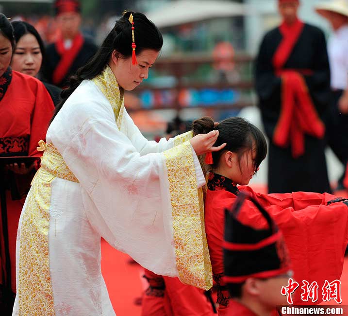 The photo shows the core of the ritual - granting headwear.(CNS/Zhang Yuan)