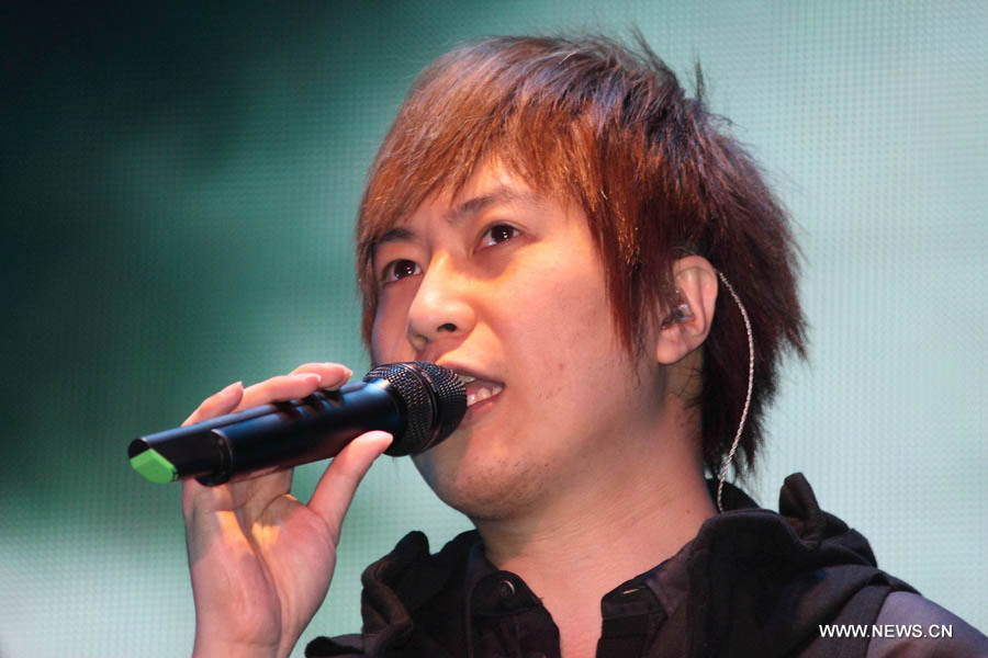 Ashin, lead singer of pop band Mayday from southeast China's Taiwan, performs during a charity concert in Guangzhou, capital of Guangdong Province, late May 2, 2013. (Xinhua Photo)