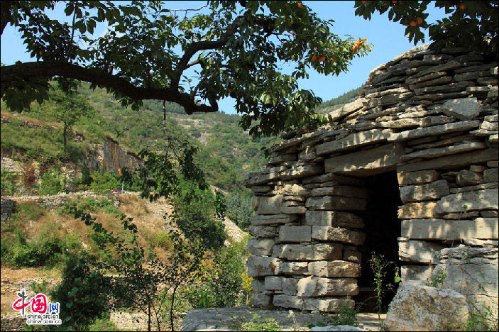 Tanxi Mountain scenic area is located in Taihe Town, Zibo City, Shandong Province. With its amazing natural landscape and splendid cultural relics, the area has won recognitions as a AAAA attraction, a national forest park, a national water conservancy attraction, a national geopark and a major proivincial place of interest. (China.org.cn/Zhang Hongxia)