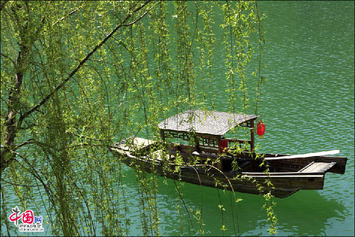 Tanxi Mountain scenic area is located in Taihe Town, Zibo City, Shandong Province. With its amazing natural landscape and splendid cultural relics, the area has won recognitions as a AAAA attraction, a national forest park, a national water conservancy attraction, a national geopark and a major proivincial place of interest. (China.org.cn/Zhang Hongxia)