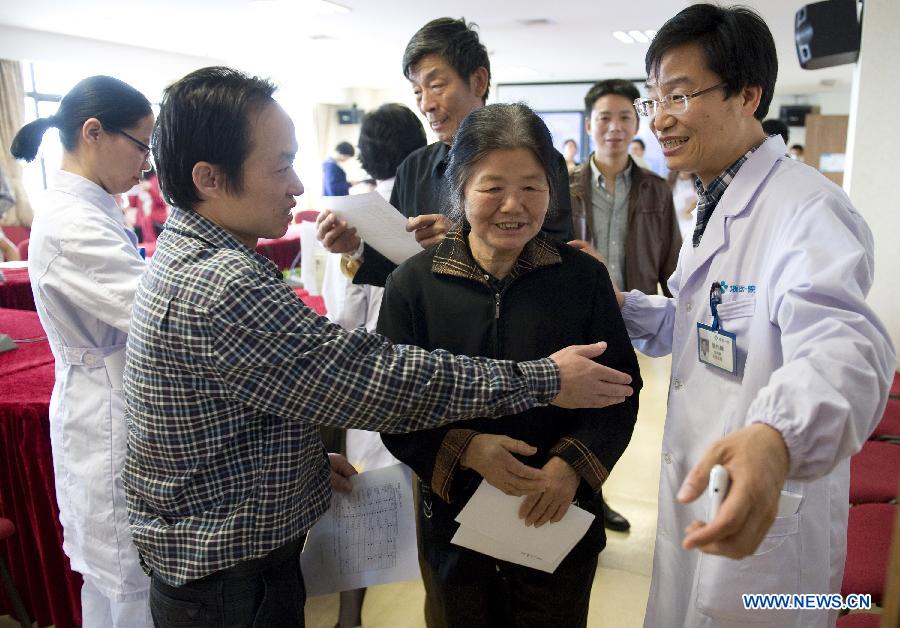 H7N9 bird flu patients prepare to leave the First Affiliated Hospital of the Medicine College of the Zhejiang University, in Hangzhou, capital of east China's Zhejiang Province, May 3, 2013. A total of ten H7N9 bird flu patients in Hangzhou were discharged from the hospital on Friday following treatment. (Xinhua/Yang Xiaoxuan)