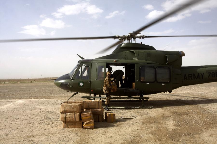 Pakistani soldiers carry electoral materials for the forthcoming parliamentary elections in southwest Pakistan's Chaman on May 3, 2013. Unidentified assailants shot dead a candidate running in Pakistan's general election on behalf of the country's main secular party, police in the southern port city of Karachi said Friday. (Xinhua/Stringer)