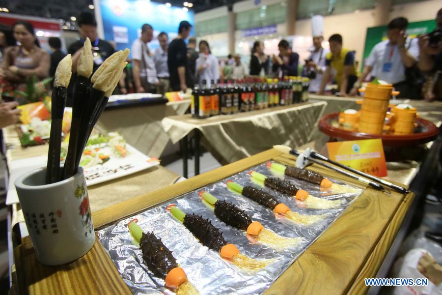 A dish is displayed during the 8th China (Beijing) Catering & Food Fair in Beijing, capital of China, May 9, 2013. (Xinhua)