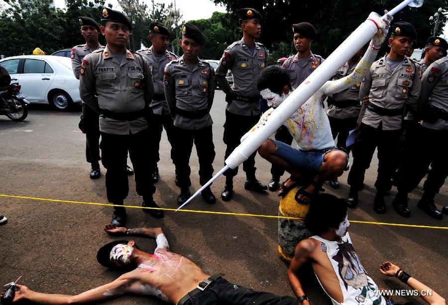 Protestors stage action for Drug Victim Concern Month in Jakarta, Indonesia, May 10, 2013. The action takes place as concern over the growing abuse and illicit drugs among adolescents and youths. An official of Indonesia's anti-drug task force National Narcotic Agency (BNN) said last year it cost 48.2 trillion rupiah (4.9 billion U.S. dollars) in curing drug abuse activities in Indonesia. (Xinhua/Agung Kuncahya B.) 