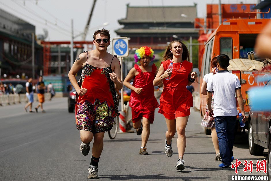 Hundreds of foreign and local runners participated in Run Dress Run at Beijing's Shishahai on Sunday. Red Dress Run originated in Indonesia, with runners wearing various red dresses to promote running. It aims to tell people that running is an easy sport, and one can even run in skirt. (CNS/ Fu Tian)