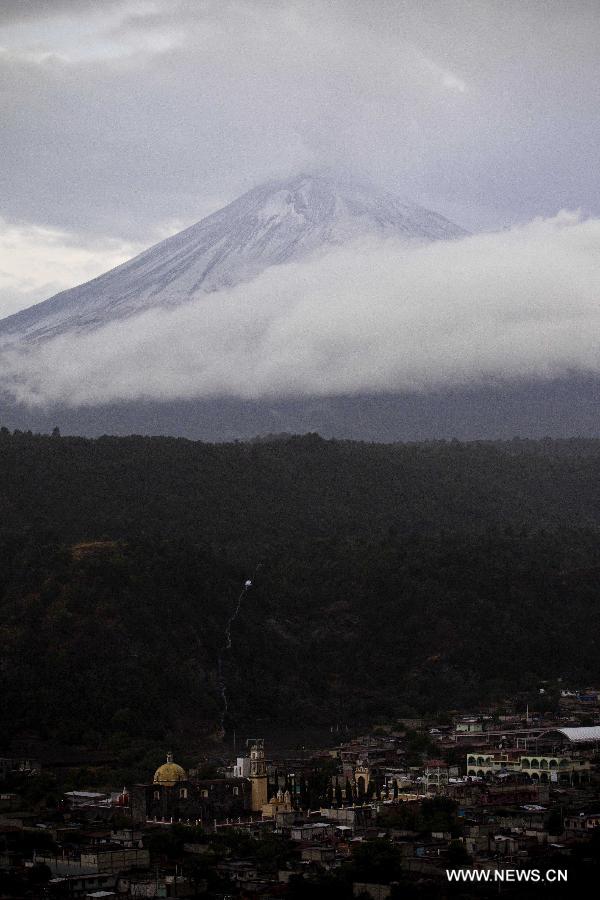 Smoke rises from the Popocatepetl volcano in Santiago Xalitzintla, Puebla, Mexico, on May 13, 2013. Authorities issued the Popocatepetl Operation Plan due to the change of the Yellow Phase from 2 to 3 of the olcanic alert. (Xinhua/Rodrigo Oropeza)