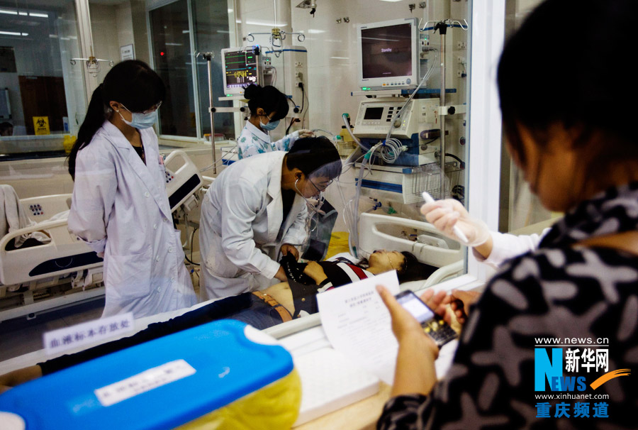 Doctors treat a patient. The patient’s families were waiting anxiously outside the intensive care unit.(Xinhua/Peng Bo)