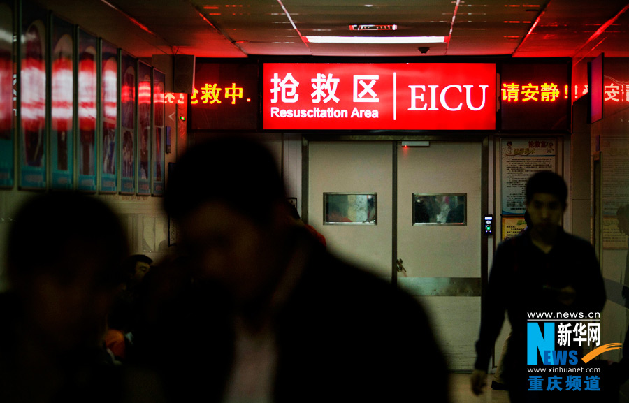 The patient’s families were waiting anxiously outside the intensive care unit.(Xinhua/Peng Bo)