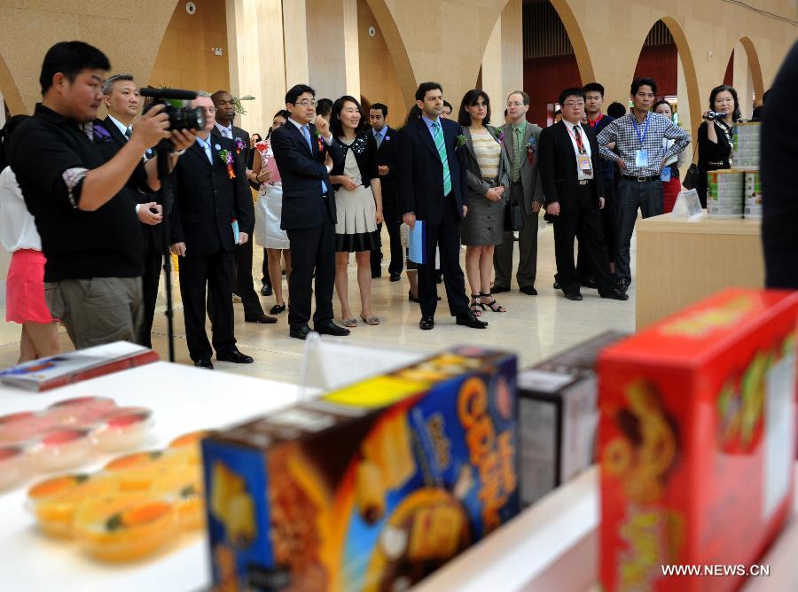 Dealers from across the world visit the newly opened Taizhou Global Commodity Purchasing Center in Taizhou City, east China's Jiangsu Province, May 16, 2013. The center, with a total investment of 200 million RMB yuan (about 32 million dollars), opened here on Friday and will provide services mainly to eastern China provinces of Jiangsu, Shandong and Anhui. (Xinhua/Luo Zhongming) 