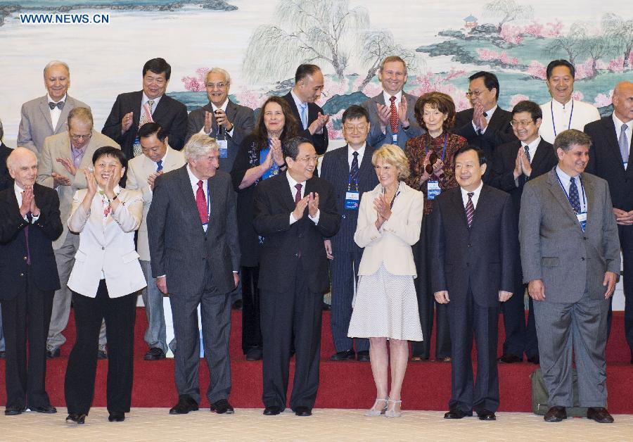 Yu Zhengsheng (front, C), chairman of the National Committee of the Chinese People's Political Consultative Conference, poses for group photo with representatives attending the second session of the World Cultural Forum (Taihu, China) in Hangzhou, capital of east China's Zhejiang Province, May 18, 2013. (Xinhua/Wang Ye)