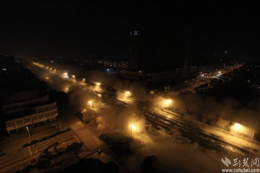 After being in operation for 16 years, a 3.5km viaduct was demolished in Wuhan, capital of Central China's Hubei province, on Saturday night, May 18,2013. (Source: cnhubei.com)