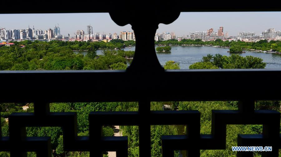 Photo taken on May 20, 2013 shows the scenery of Daming Lake in Jinan, east China's Shandong Province. (Xinhua/Guo Xulei)