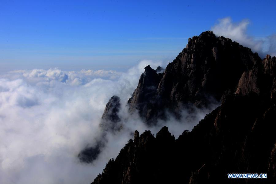 Photo taken on May 19, 2013 shows the sea of clouds at the Mount Huangshan scenic spot in Huangshan City, east China's Anhui Province. (Xinhua/Shi Guangde)