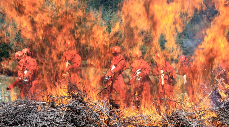 Armed policemen in Diebu forest organizes fire fight exercises in Lanzhou of Gansu province. (Xinhua/Wang Ruixin)