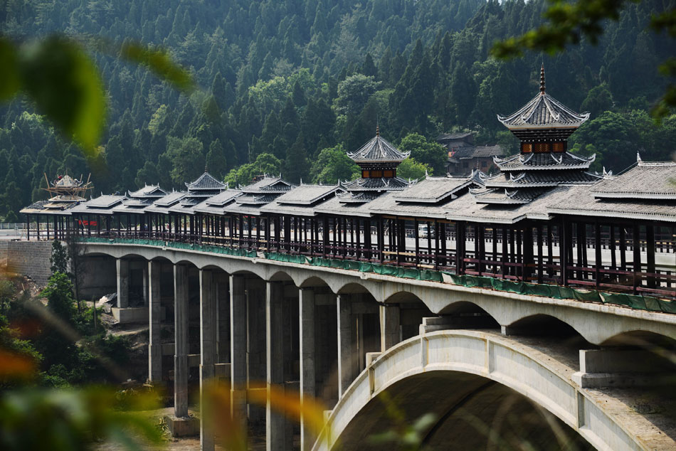 Photo taken on May 13, 2013 shows the bridge on the Qingshui River with total length of 377 meters in Kaili, Guizhou province.(photo/Xinhua)