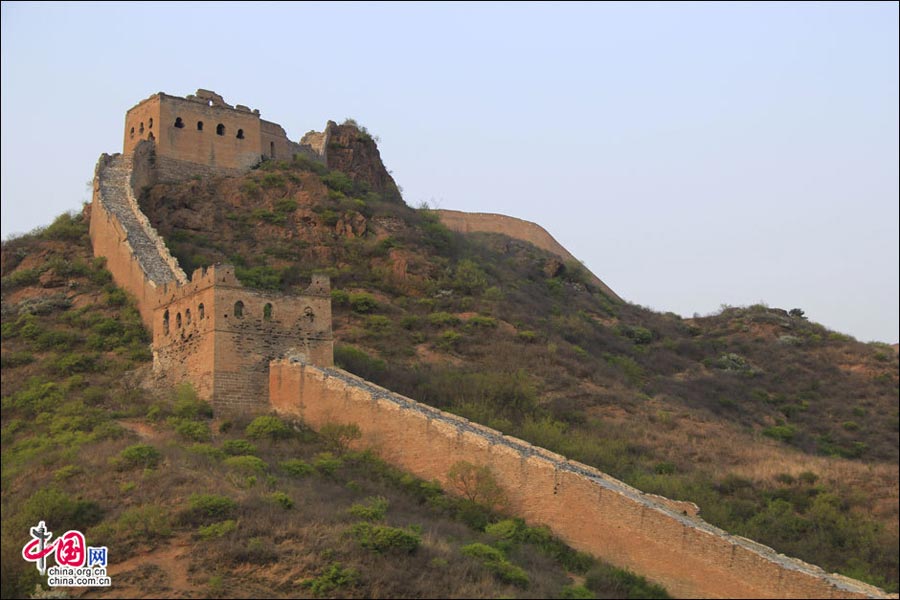 Straddling the demarcation between Hebei province and Beijing, the Jinshanling Great Wall is rich in architectural history and natural scenery. In summer, the temperature here is at least five degrees cooler than in the capital, making it an ideal destination for weekend excursions. This particular section of Great Wall is said to be particularly photogenic. (China.org.cn)