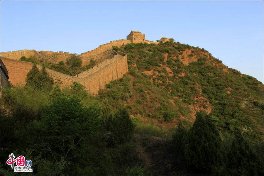 Straddling the demarcation between Hebei province and Beijing, the Jinshanling Great Wall is rich in architectural history and natural scenery. In summer, the temperature here is at least five degrees cooler than in the capital, making it an ideal destination for weekend excursions. This particular section of Great Wall is said to be particularly photogenic. (China.org.cn)