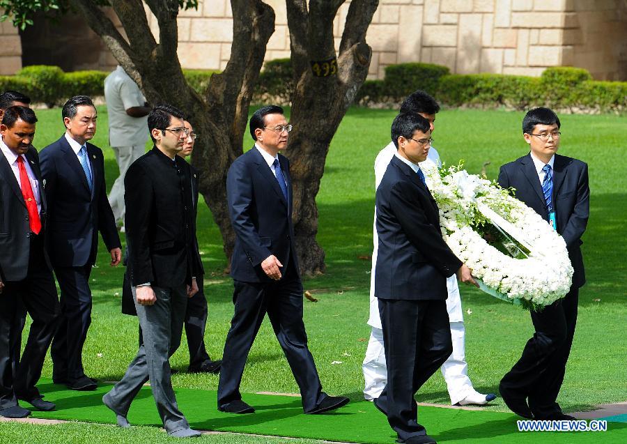 Chinese Premier Li Keqiang (C) prepares to lay a wreath to the memorial of Mahatma Gandhi in New Delhi, India, May 20, 2013. (Xinhua/Li Tao)