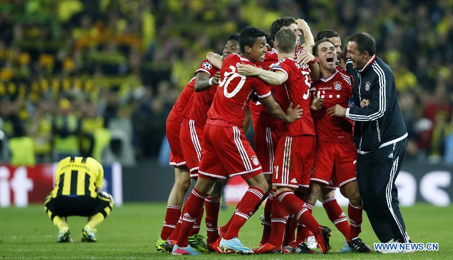 Plyers of Bayern Munich celebrate after winning the UEFA Champions League final football match between Borussia Dortmund and Bayern Munich at Wembley Stadium in London, Britain on May 25, 2013. Bayern Munich claimed the title with 2-1.(Xinhua/Wang Lili)